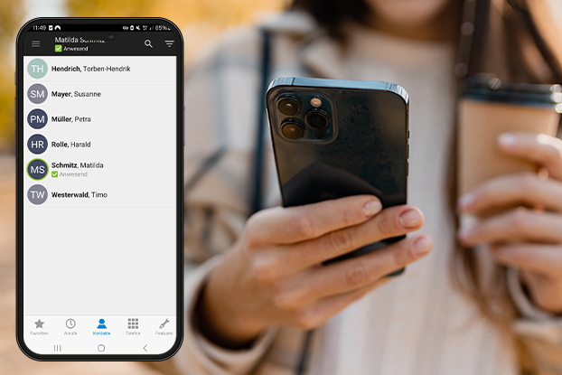 Frau hält Smartphone und Kaffee in den Händen, daneben ein Screenshot von der ecotel cloud.phone Mobile App Kontaktliste