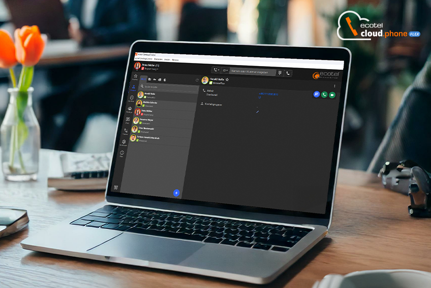 Geöffneter Laptop mit ecotel cloud.phone Desktop App steht auf einem Schreibtisch