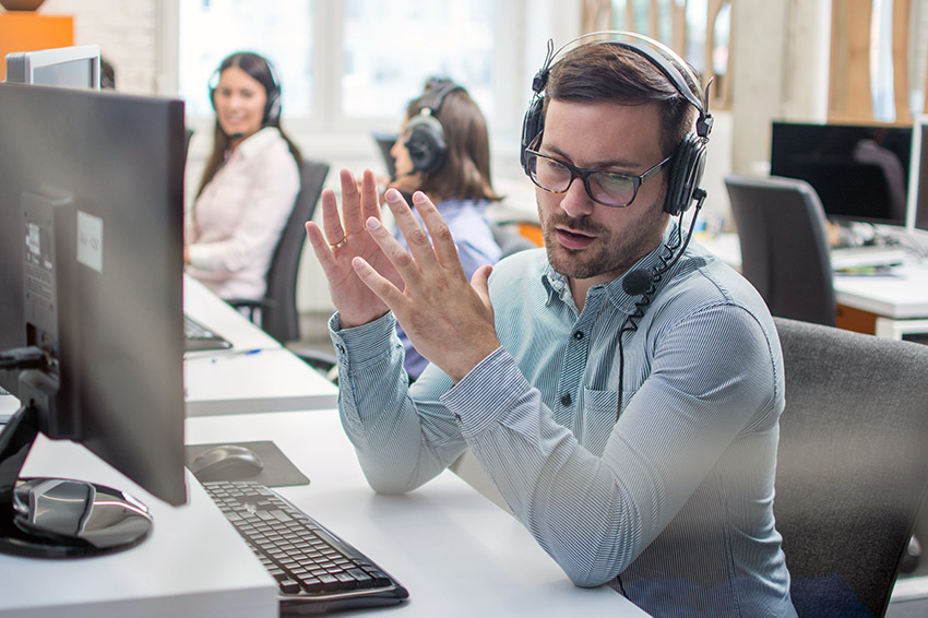 ecotel SIP-Trunk Premium Vorschaubild, Menschen telefonieren über Headsets im Büro